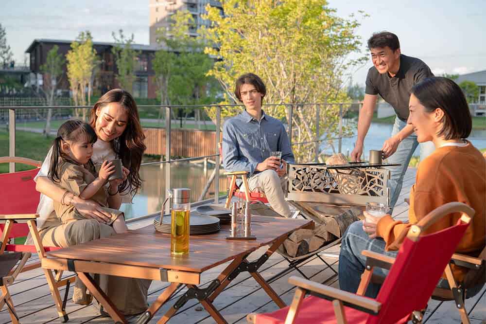 オルパのテラスで寛ぐ家族